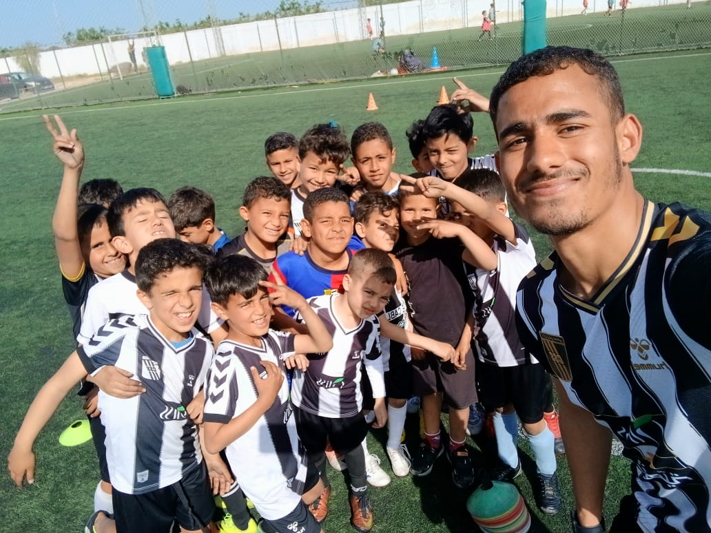 Enfants s'entraînant au football