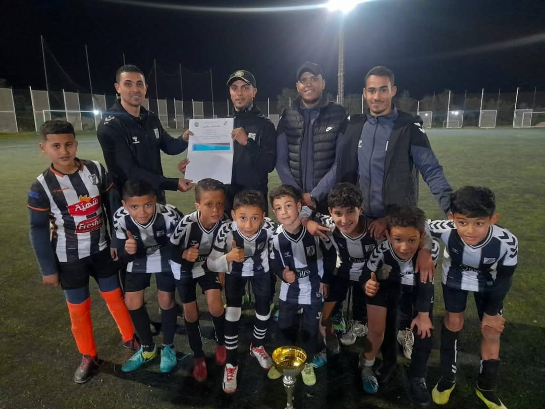 Jeunes joueurs pratiquant le dribble